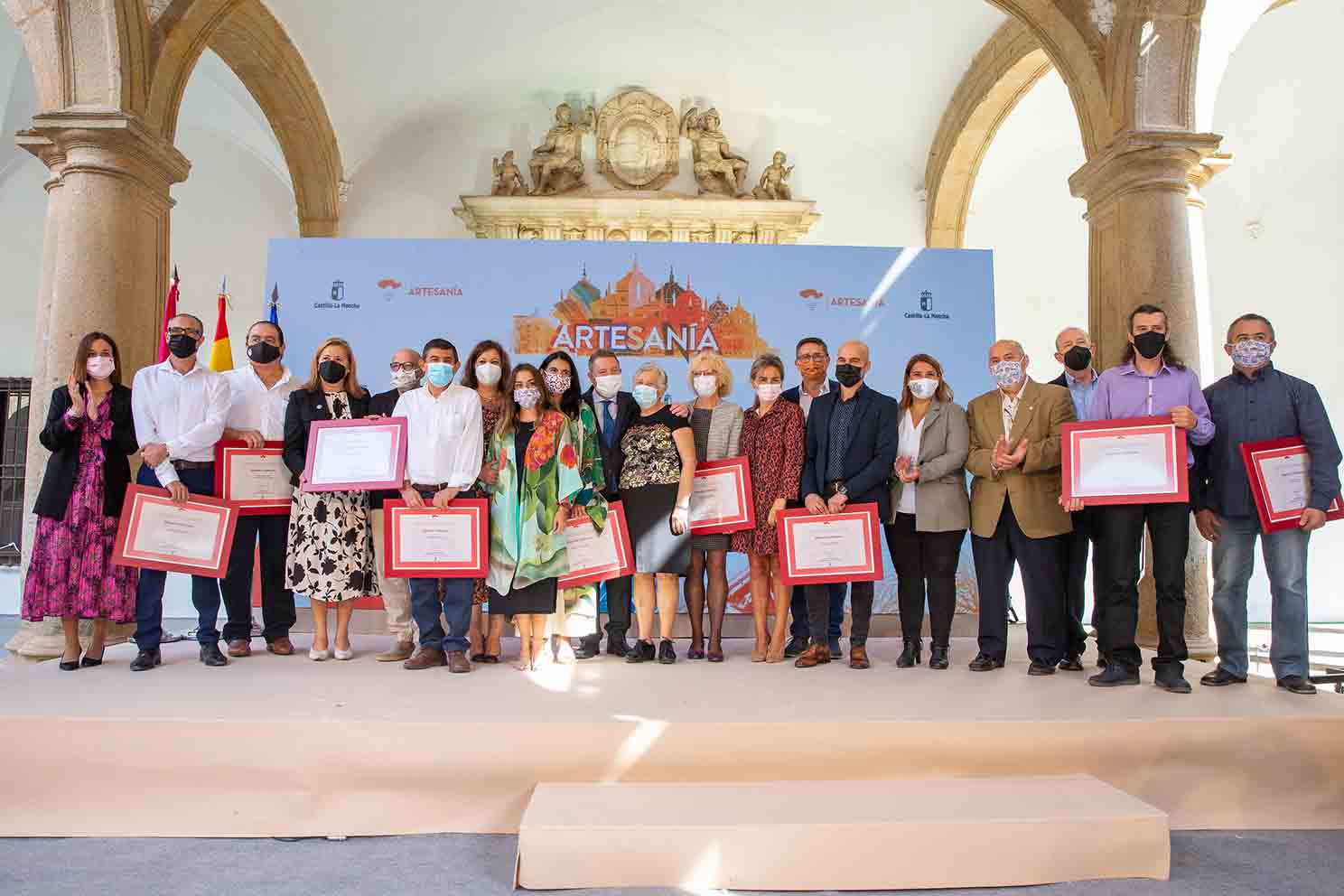 Entrega de premios y carnés de maestros artesanos en Farcama.
