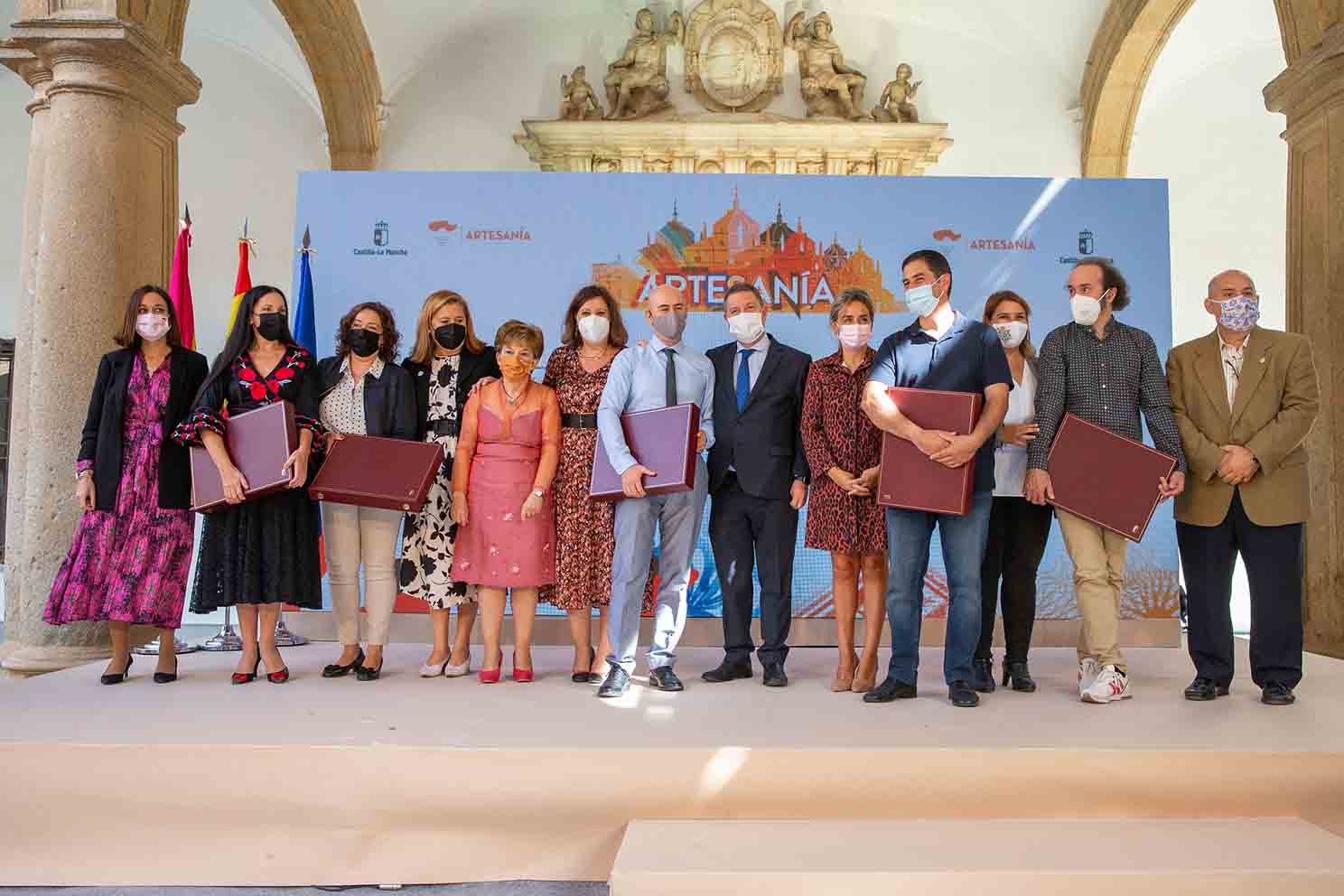 Foto con los premiados con las cinco placas al mérito artesano.