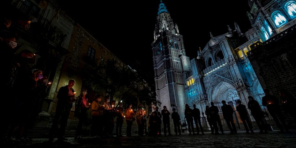 Un grupo de feligreses se reúne hoy domingo frente a la Catedral Primada de Toledo para rezar el rosario en un acto de reparación por la publicación de un vídeo musical de C. Tangana y Nathy Peluso en el interior del templo. EFE/ Ángeles Visdómine.