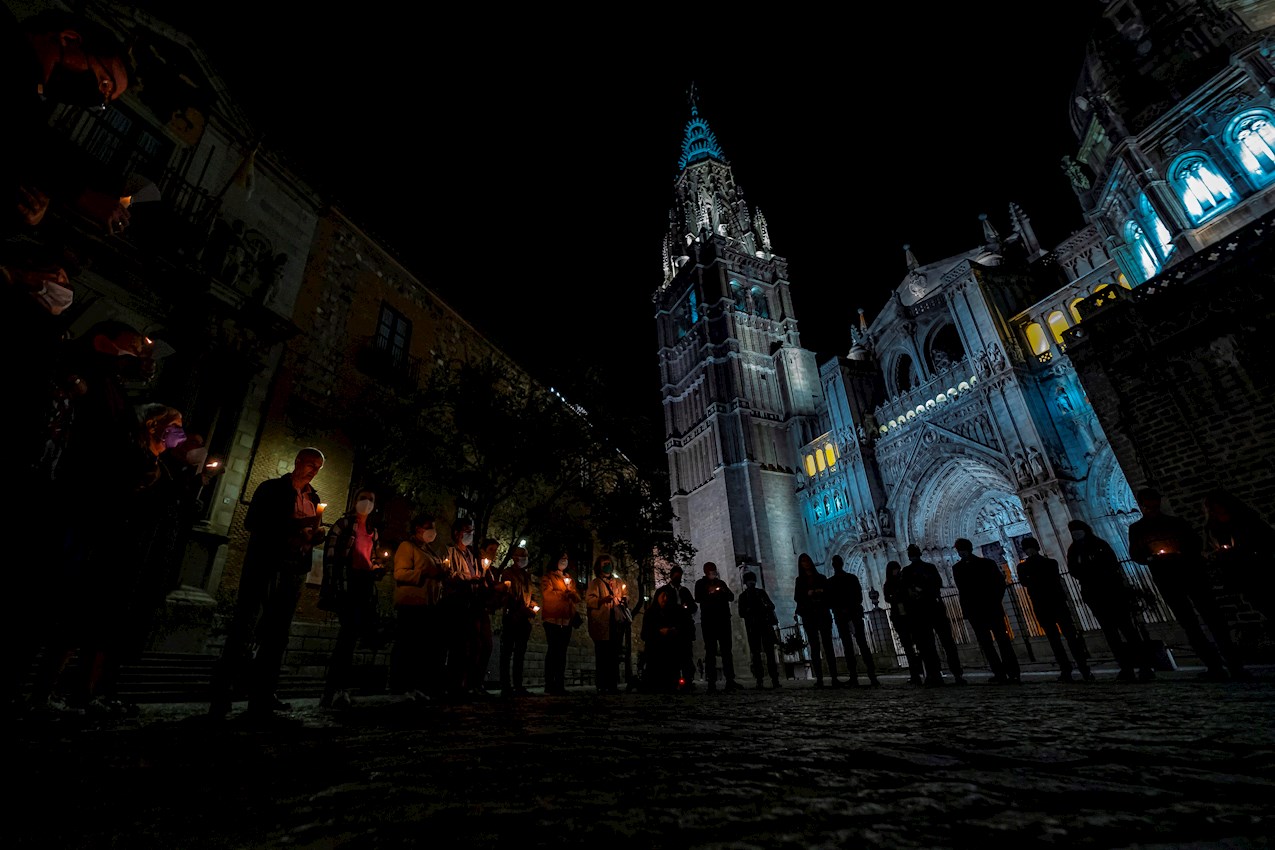 Un grupo de feligreses se reúne hoy domingo frente a la Catedral Primada de Toledo para rezar el rosario en un acto de reparación por la publicación de un vídeo musical de C. Tangana y Nathy Peluso en el interior del templo. EFE/ Ángeles Visdómine.