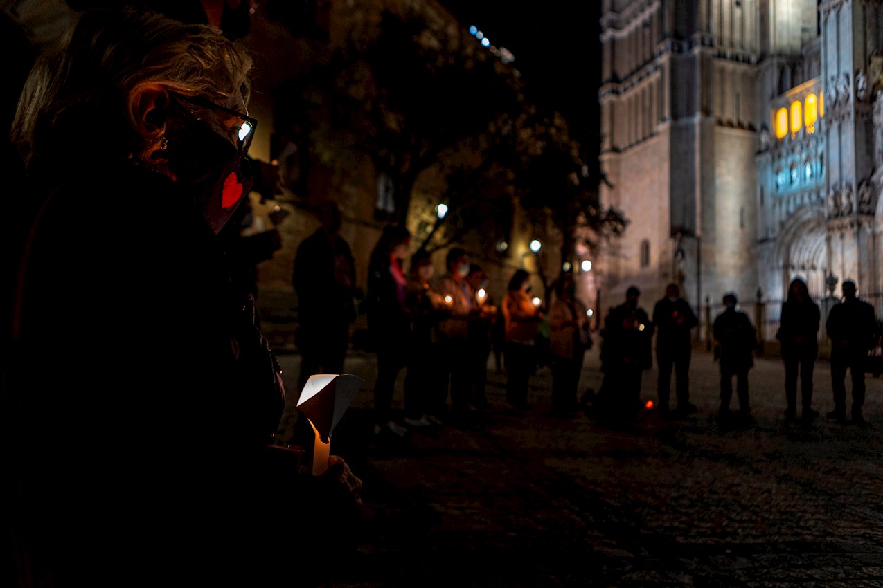 Un grupo de feligreses se reúne hoy domingo frente a la Catedral Primada de Toledo para rezar el rosario en un acto de reparación por la publicación de un vídeo musical de C. Tangana y Nathy Peluso en el interior del templo. EFE/ Ángeles Visdómine.