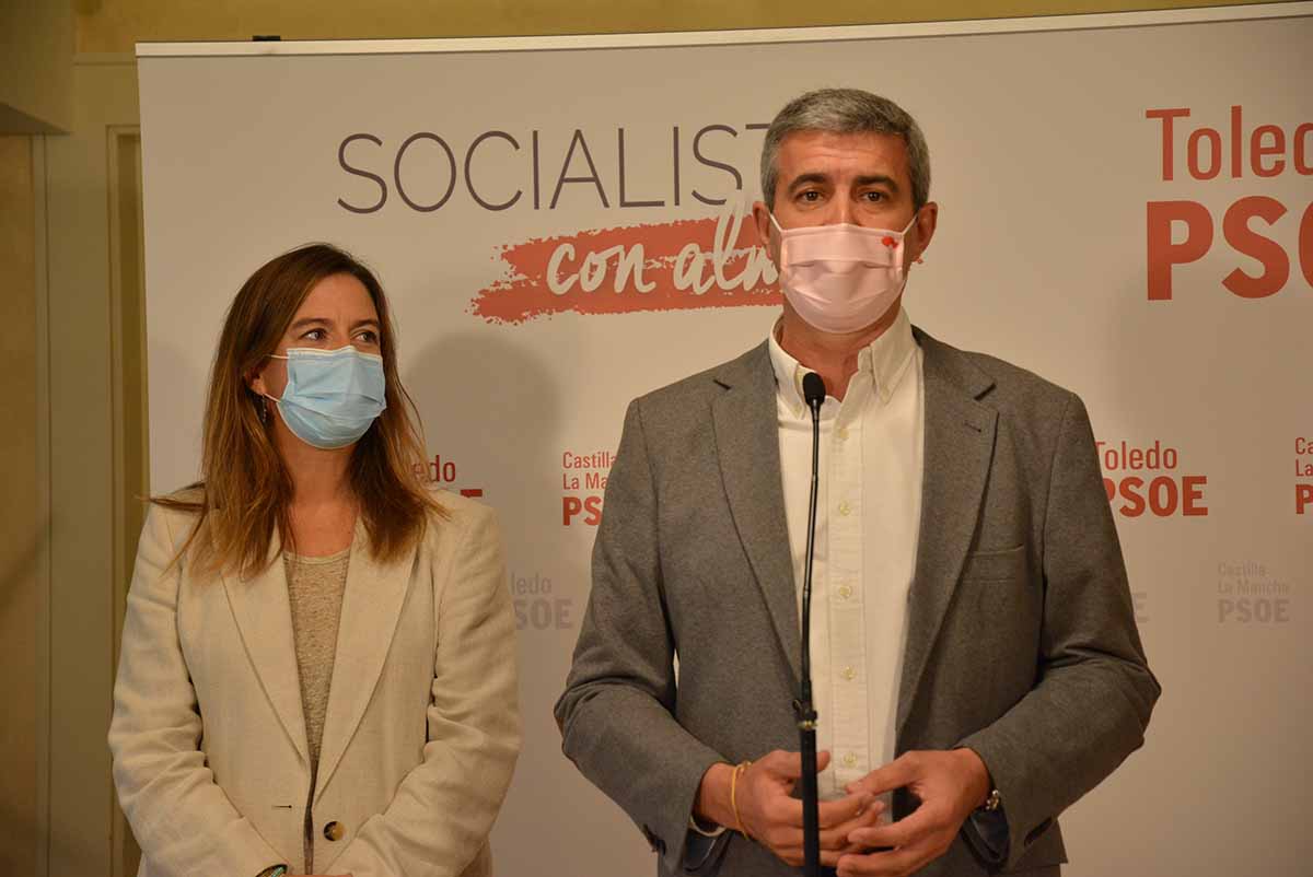 Álvaro Gutiérrez con Esther Padilla (vicesecretaria provincial del PSOE de Toledo), durante la Convención Precongresual del partido que ha tenido lugar hoy domingo