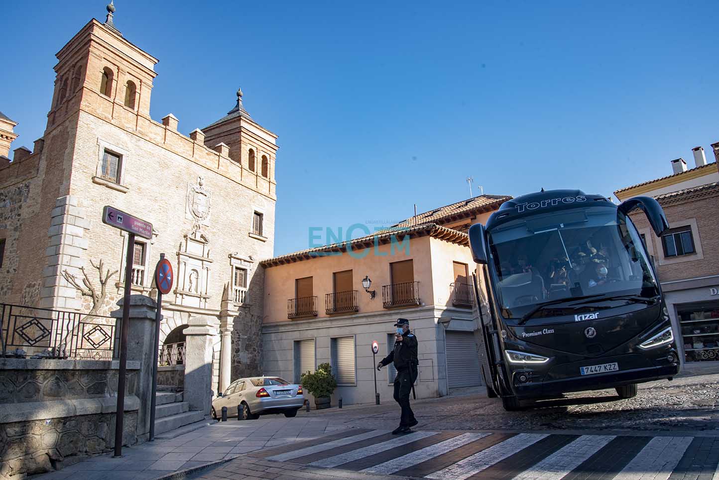 El autobús ha maniobrado frente a la Puerta del Cambrón para poder dar la vuelta. Fotografía: Rebeca Arango.