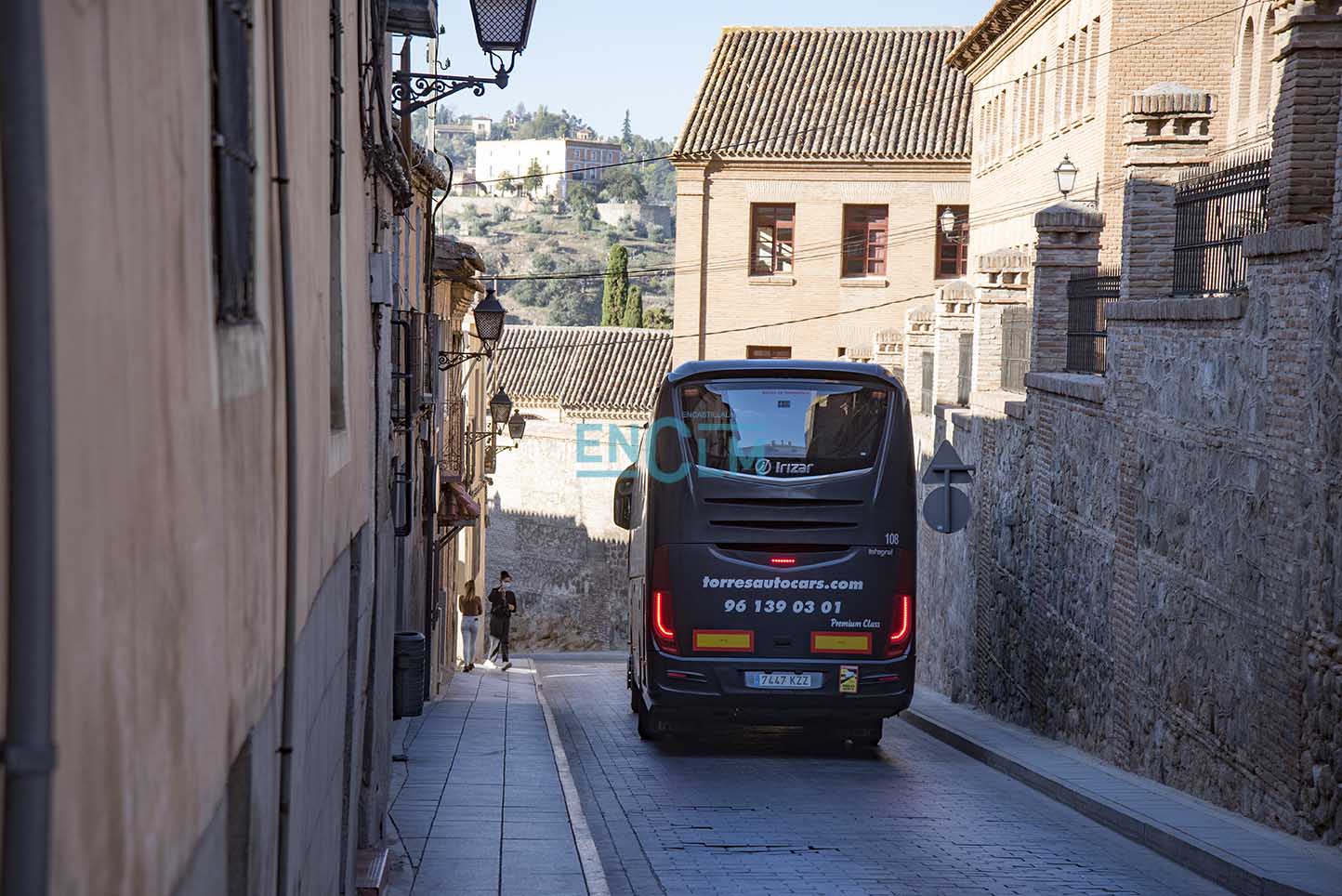 El autobús, en la dirección contraria a la habitual para poder salir del casco. Fotografía: Rebeca Arango