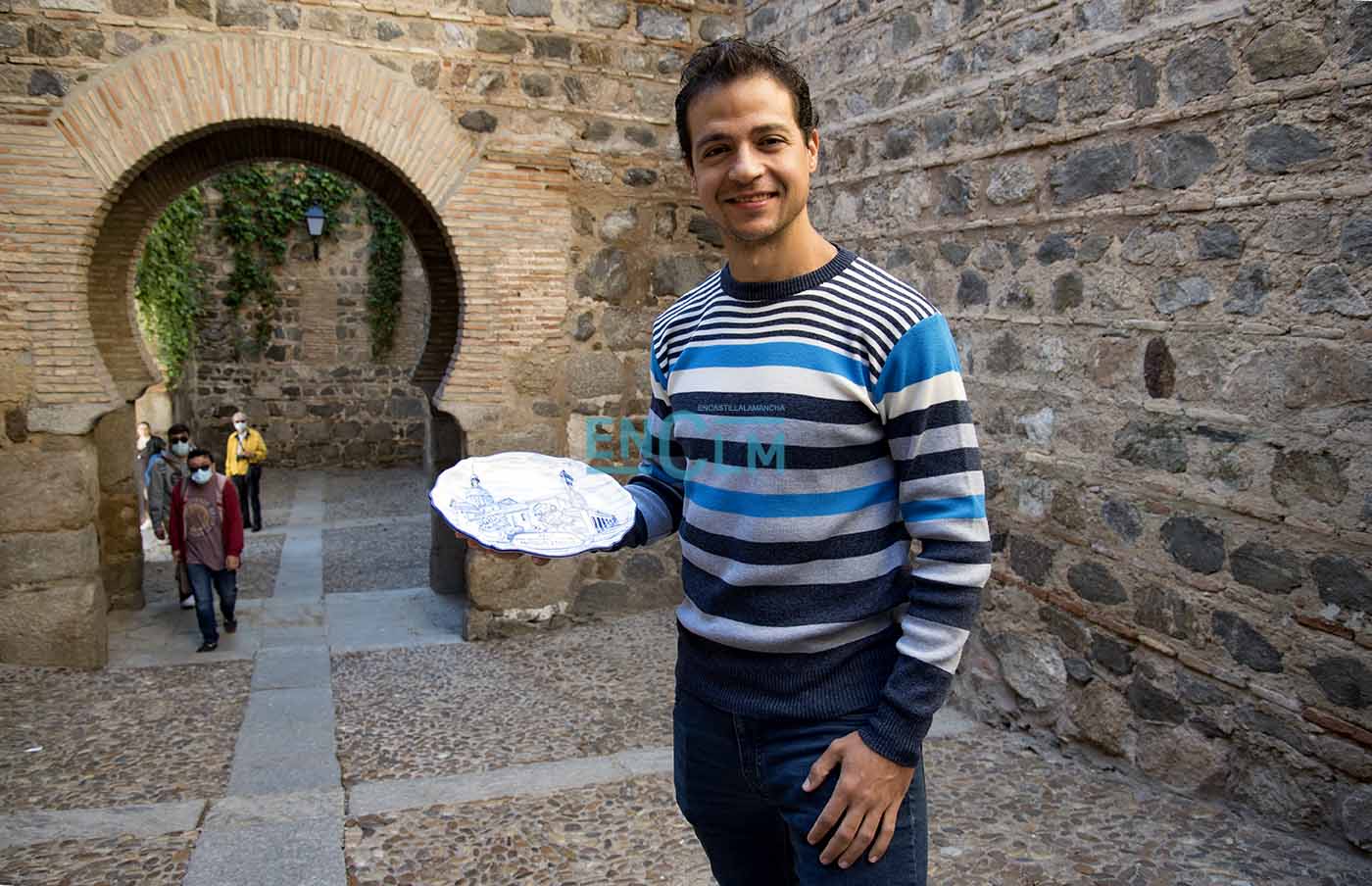 Christian López, con un plato de cerámica, premio deportivo que recibió de la Diputación en 2019. Foto: Rebeca Arango