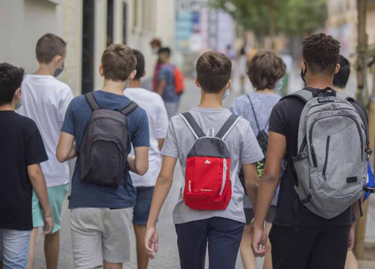 Alumnos de un instituto de Sevilla, en el primer día del comienzo de las clases de Secundaria y Bachillerato en septiembre de 2020. Foto: EP