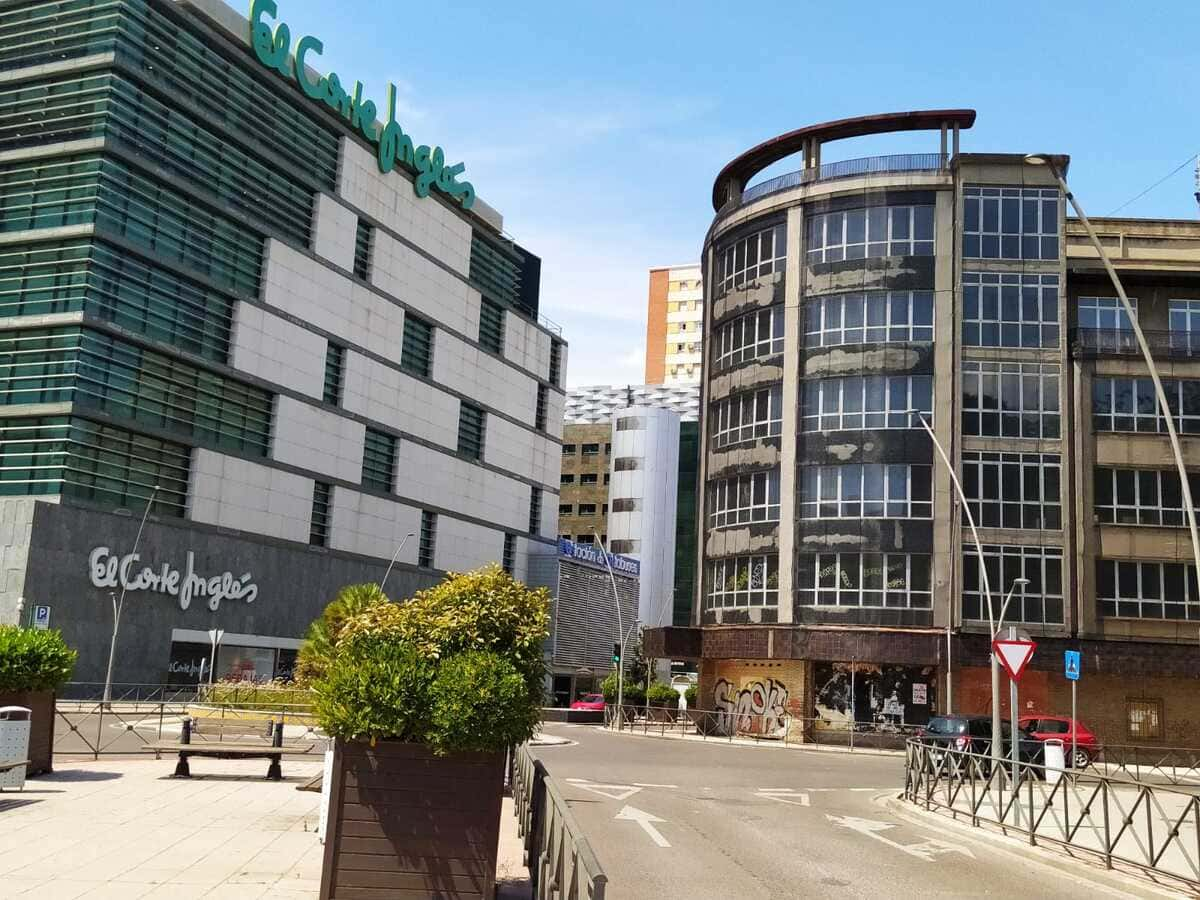 El mítico edificio Tresku, frente a El Corte Inglés, entra en la Lista Roja del Patrimonio por su pésimo estado de conservación.