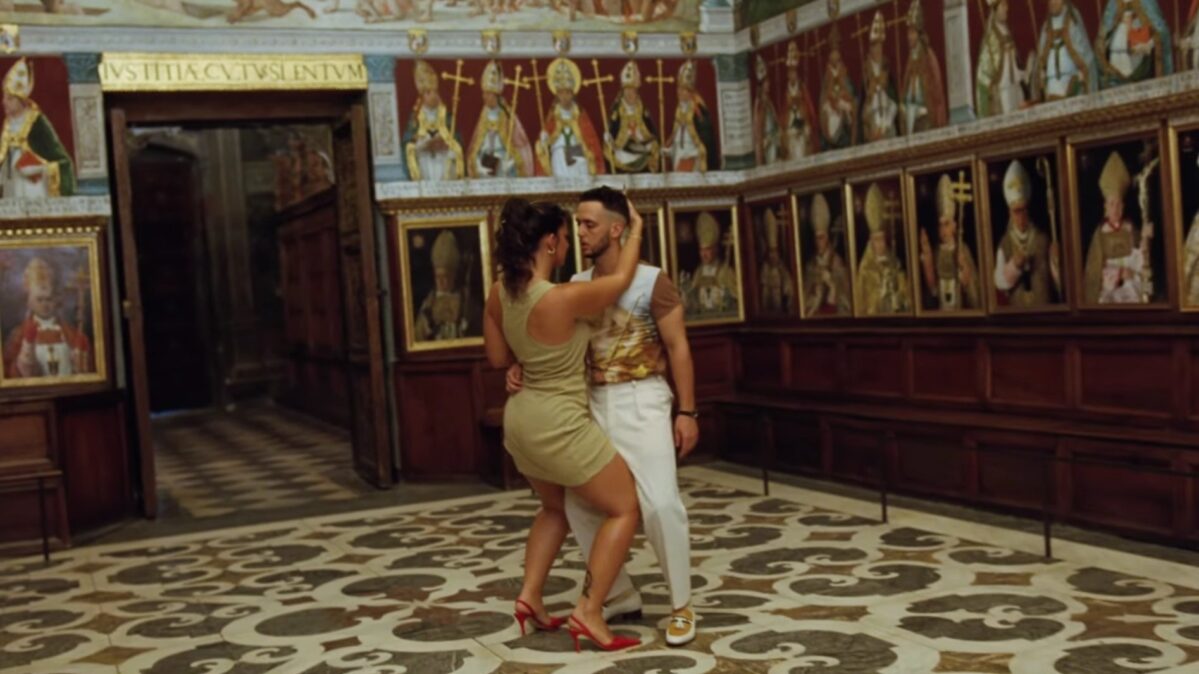 C. Tangana y Nathy Peluso, bailando en la Sala Capitular de la Catedral