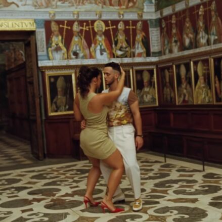 C. Tangana y Nathy Peluso, bailando en la Sala Capitular de la Catedral