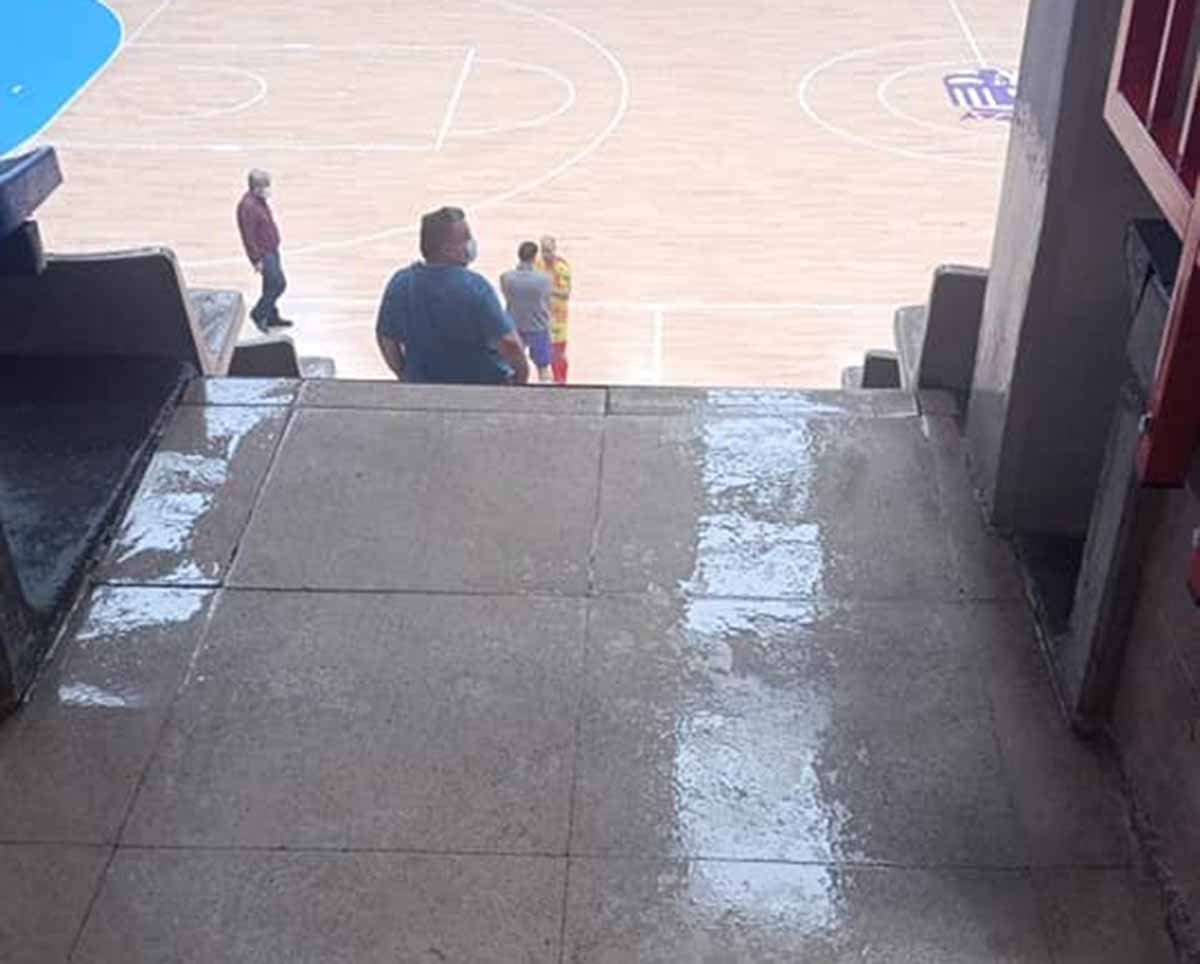 Goteras en el pabellón donde juega el Torrejón Sala