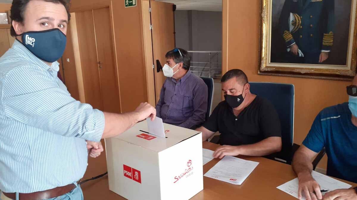 Ángel Luengo, en el momento de votar en las Primarias que perdió. Foto: @Psoe_TolPie