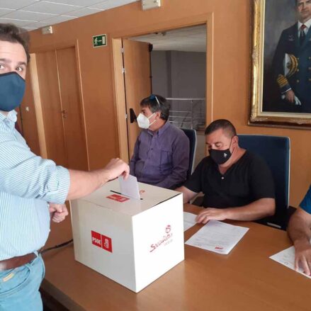 Ángel Luengo, en el momento de votar en las Primarias que perdió. Foto: @Psoe_TolPie