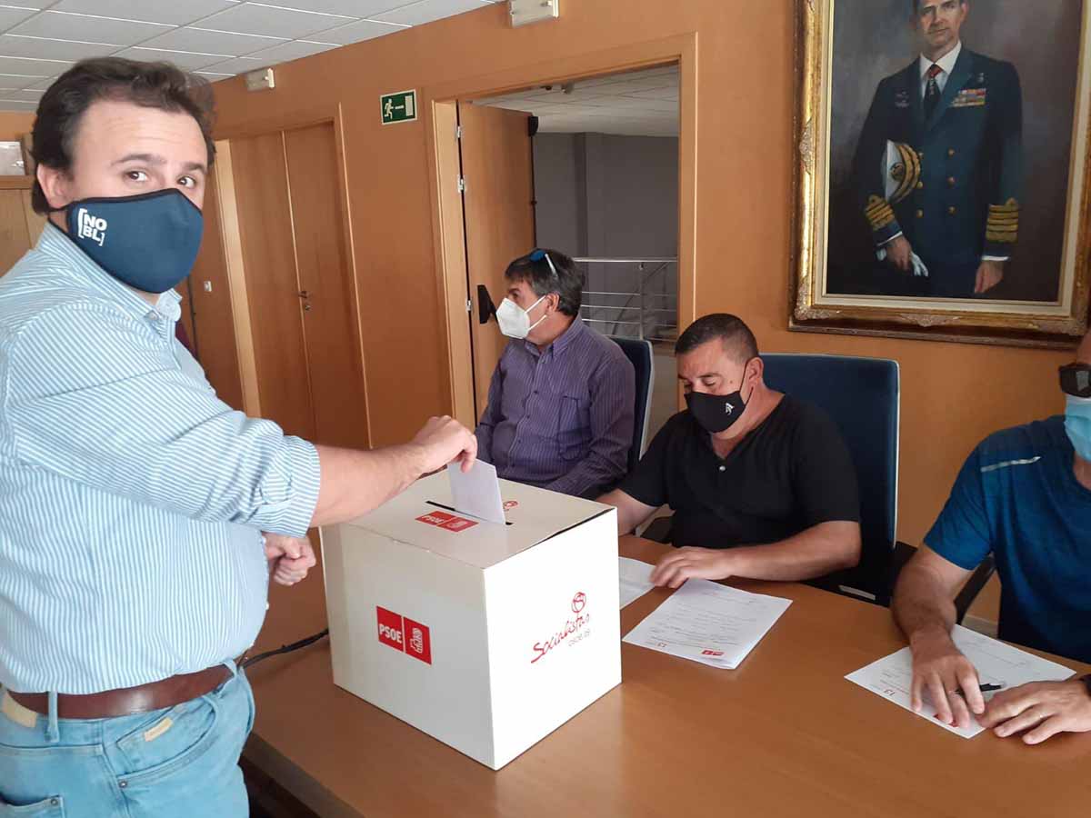 Ángel Luengo, en el momento de votar en las Primarias que perdió. Foto: @Psoe_TolPie