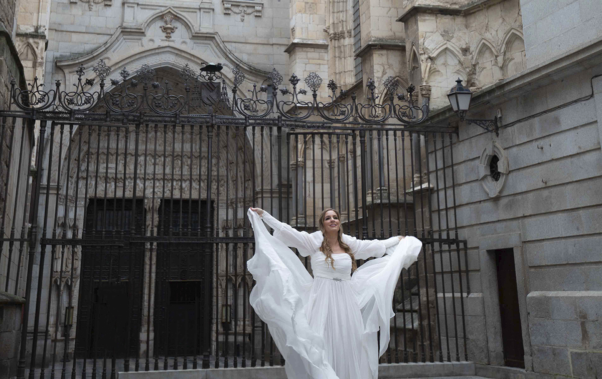 María Toledo graba un vídeo de su última canción en la Catedral de Toledo