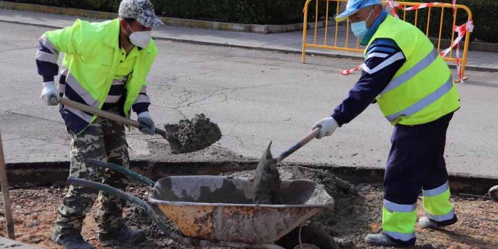 Trabajadores de un plan de empleo en plena faena.