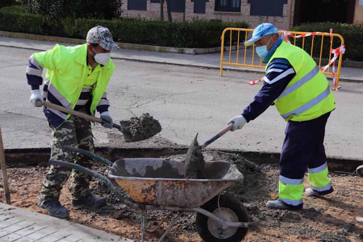 Trabajadores de un plan de empleo en plena faena.