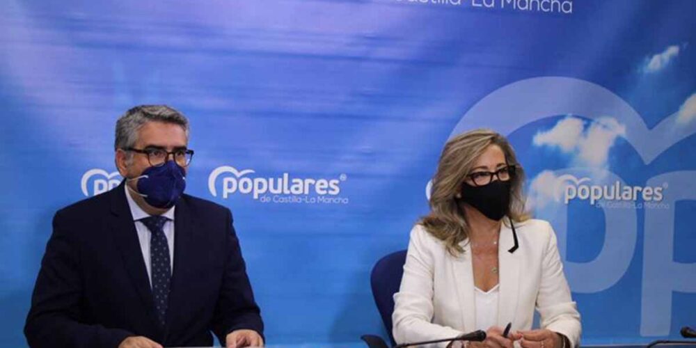 Lola Merino y Miguel Ángel Rodríguez, dando cuenta de la enmienda a a la totalidad de los presupuestos