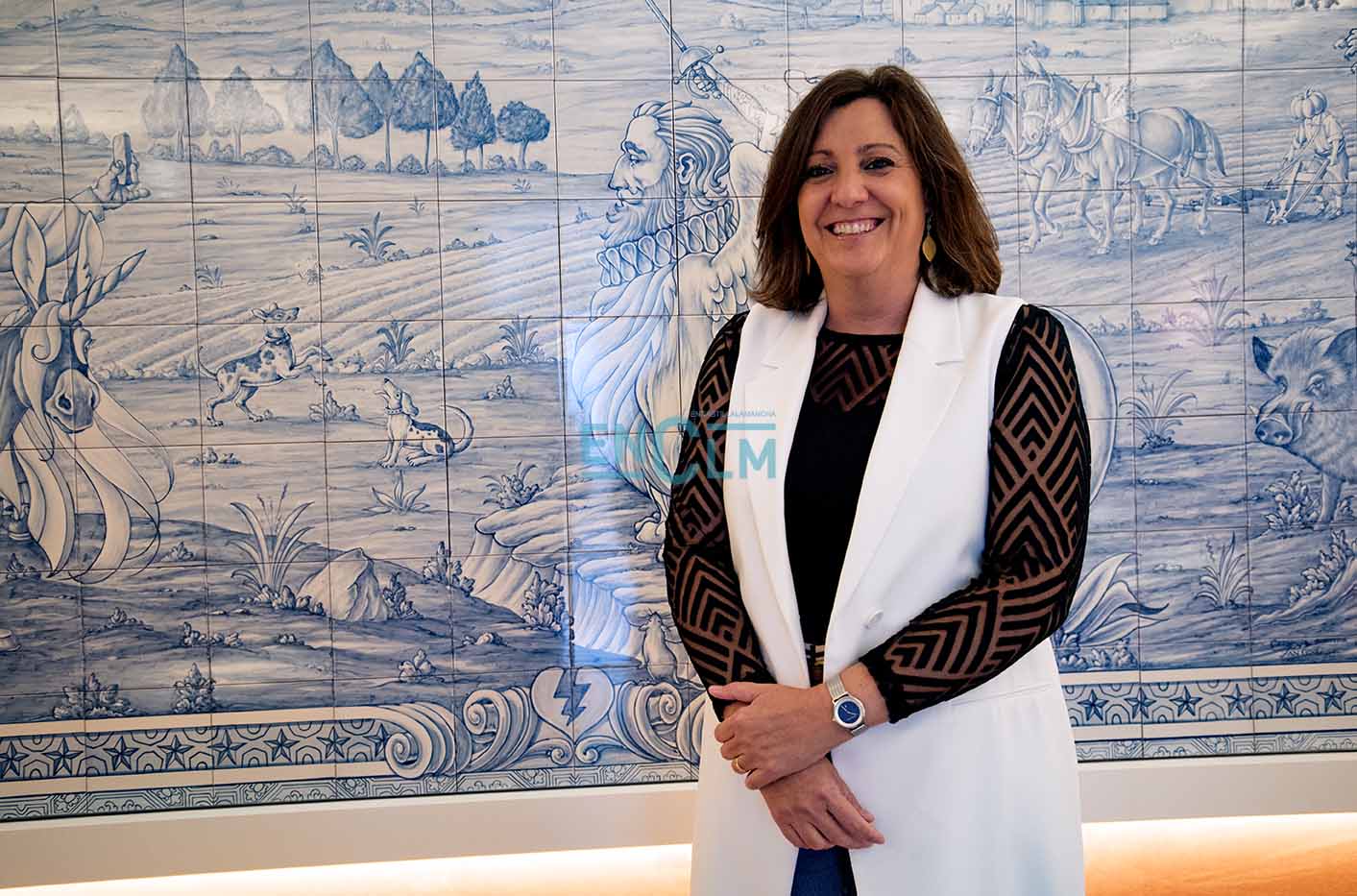 La consejera de Economía, Empresas y Empleo, Patrica Franco, ante un mural de cerámica de Talavera del salón "Adunia" que se muestra en Farcama.