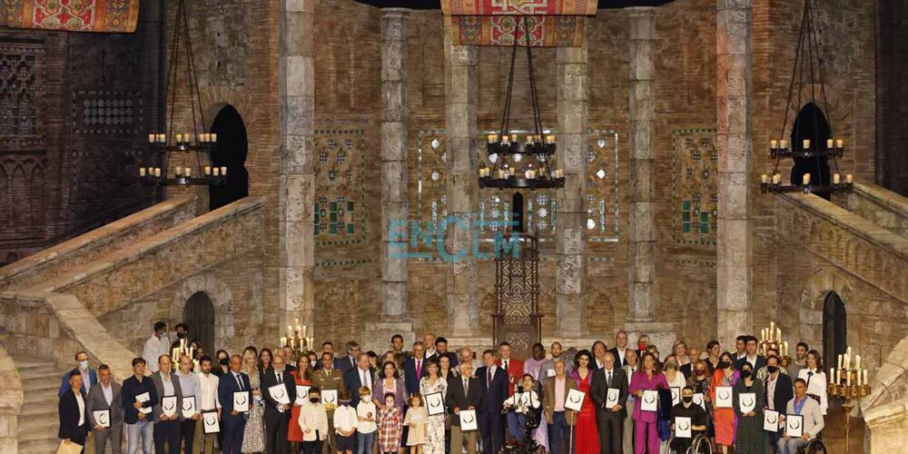 Foto de familia con todos los "Excelentes" premiados por encastillalamancha.es, junto con los patrocinadores