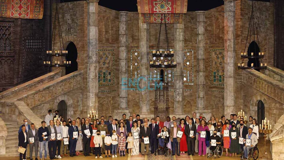 Foto de familia con todos los "Excelentes" premiados por encastillalamancha.es, junto con los patrocinadores