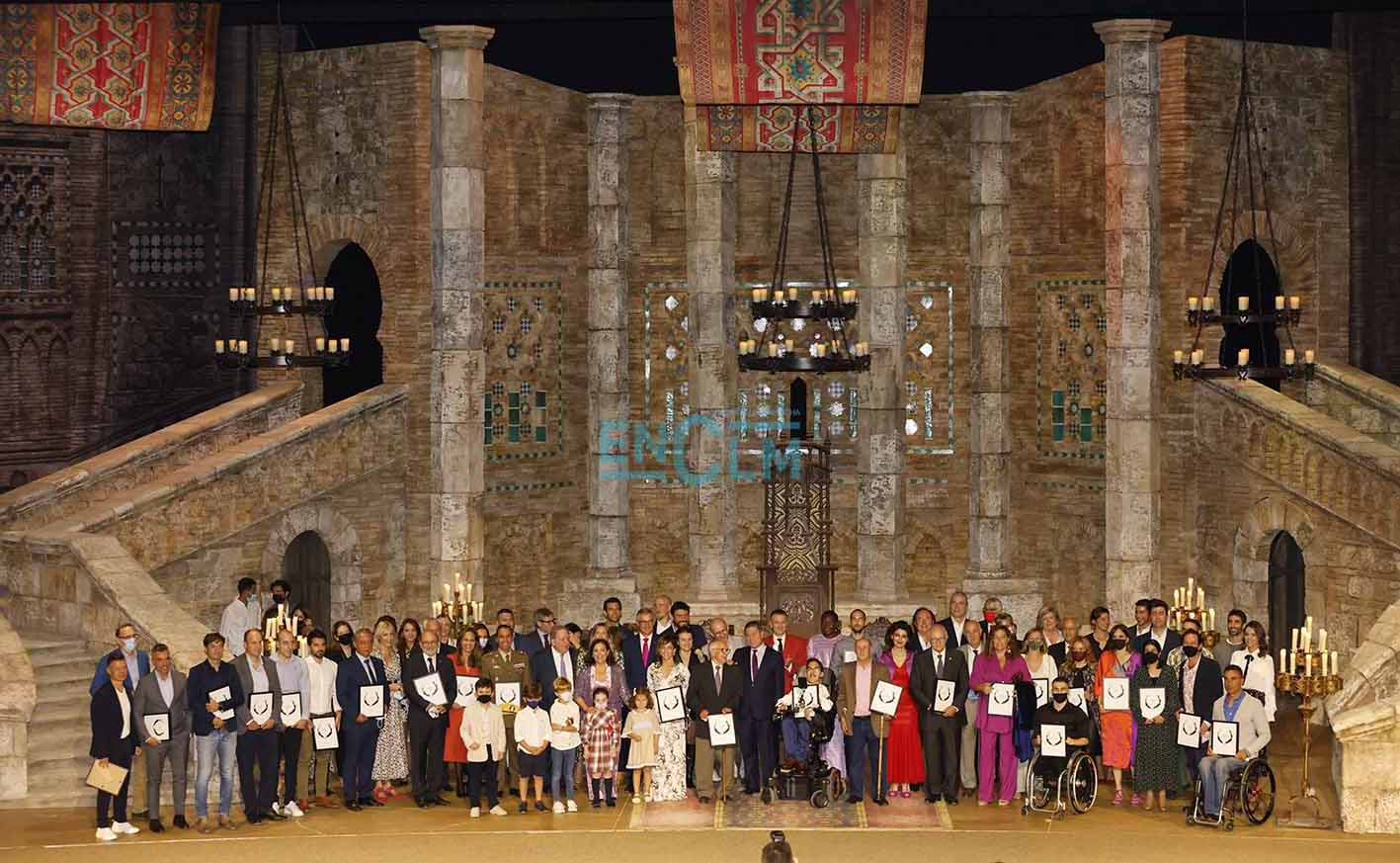 Foto de familia con todos los "Excelentes" premiados por encastillalamancha.es, junto con los patrocinadores