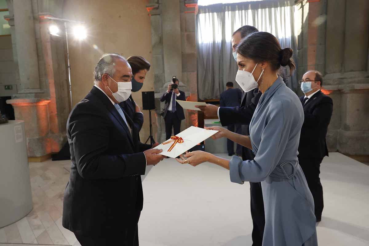 La Reina, entregando el premio a Jesús Hijosa