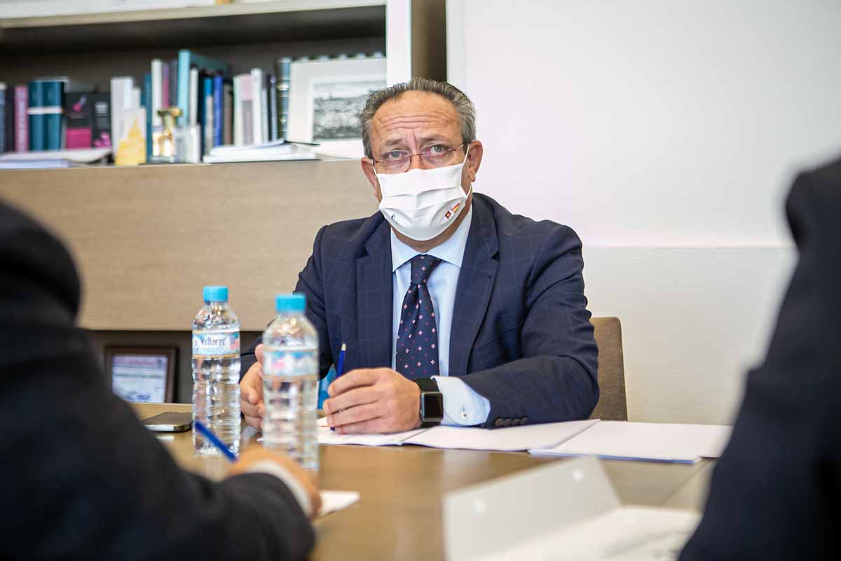 Juan Alfonso Ruiz Molina, durante la reunión que ha mantenido con Cecam