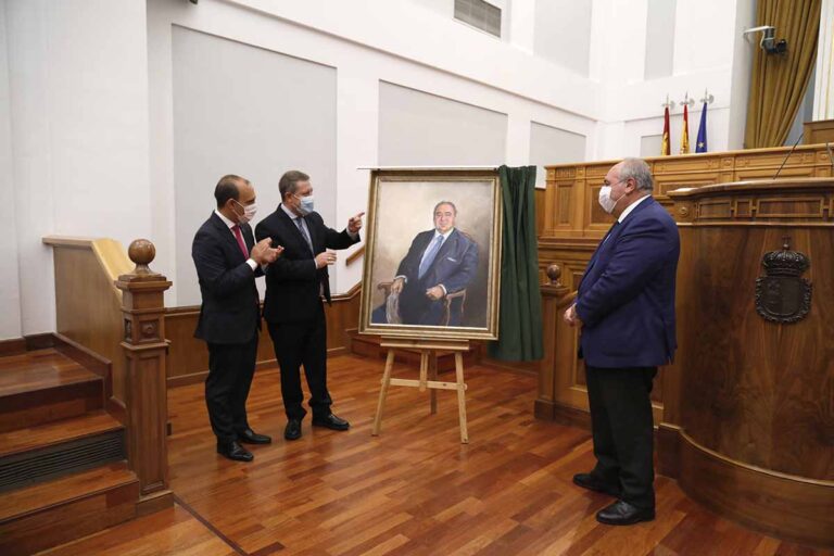 Vicente Tirado descubre su retrato en las Cortes pidiendo