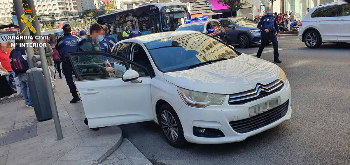 Coche intervenido en la Gran Vía; en él estaba el detenido