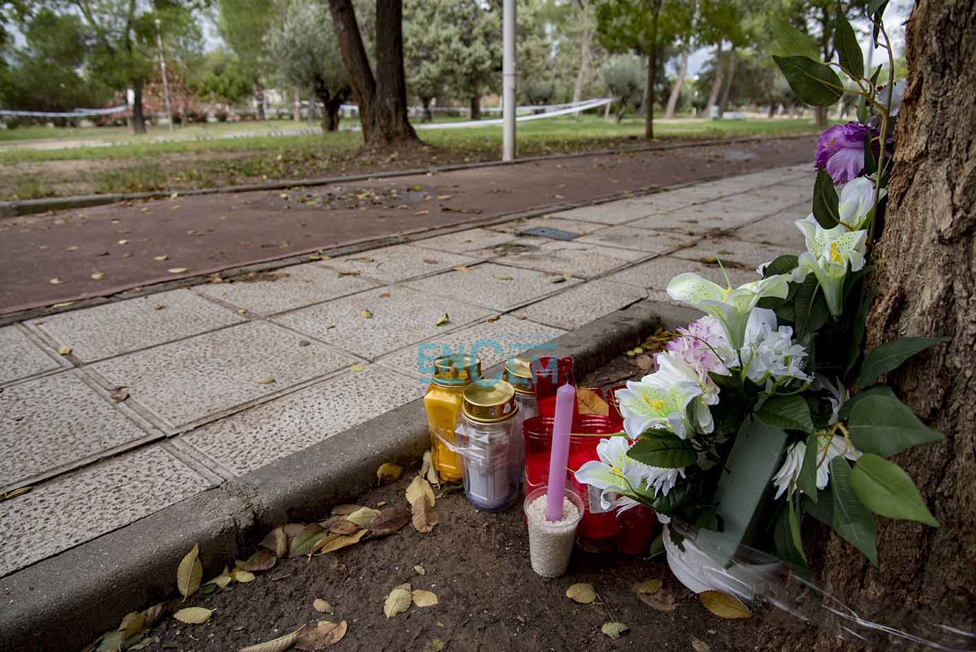 Velas frente a la zona en la que se produjo el apuñalamiento