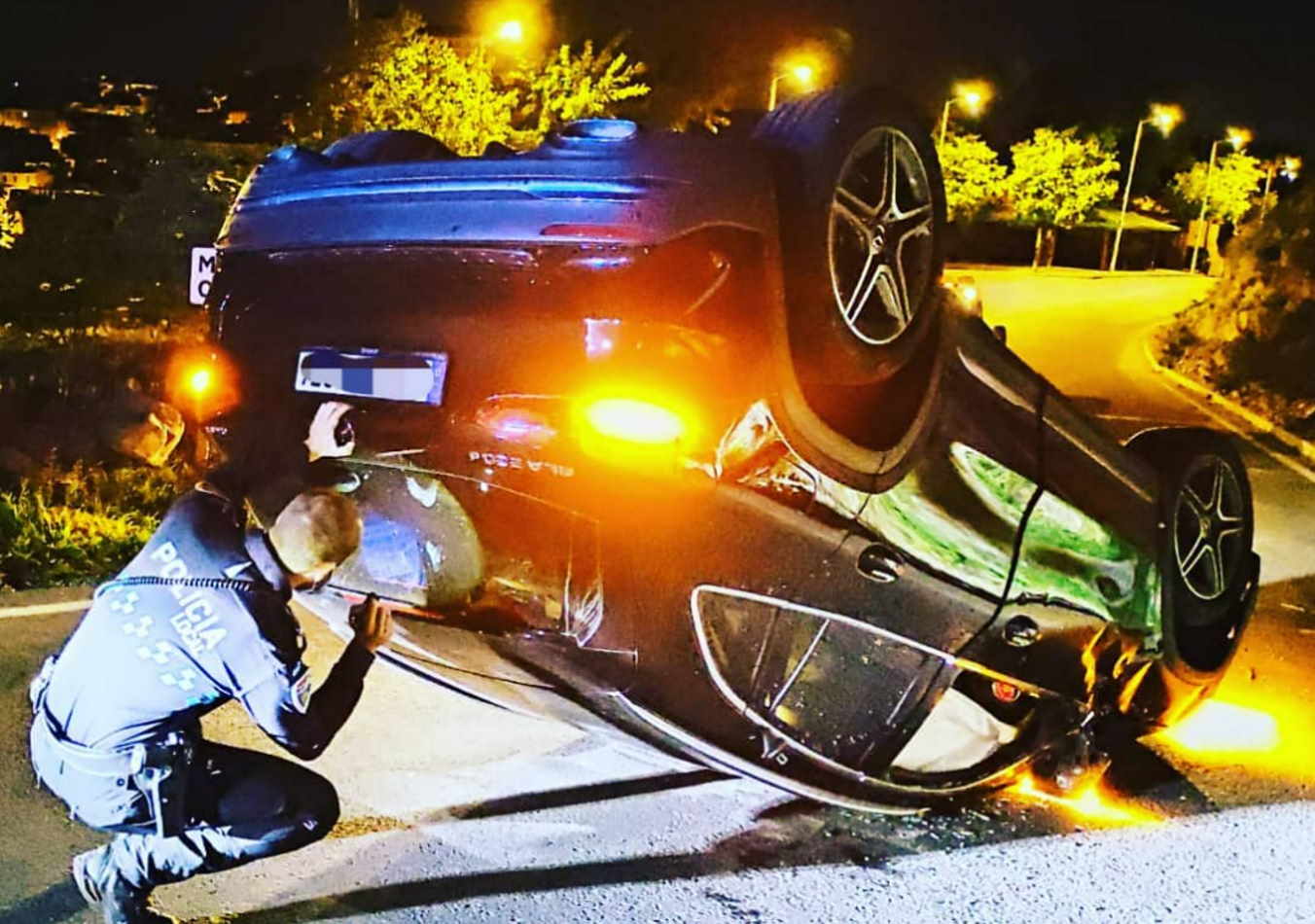 Así quedó el coche volcado en la carretera del Valle.