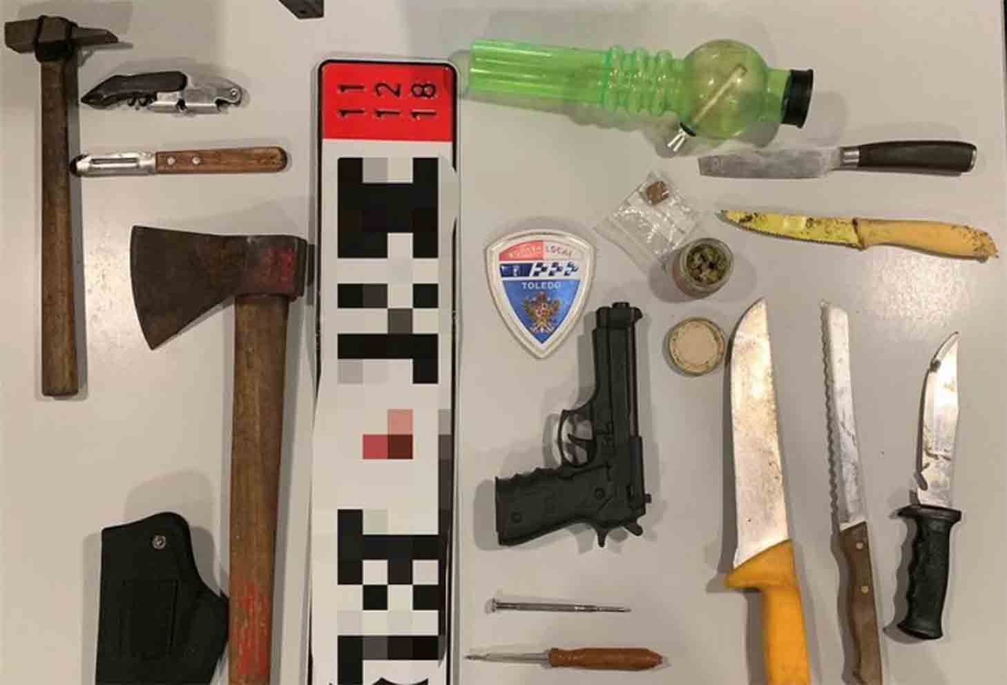Droga, armas, herramientas... Todos estos objetos llevaba en un coche un hombre en Toledo.