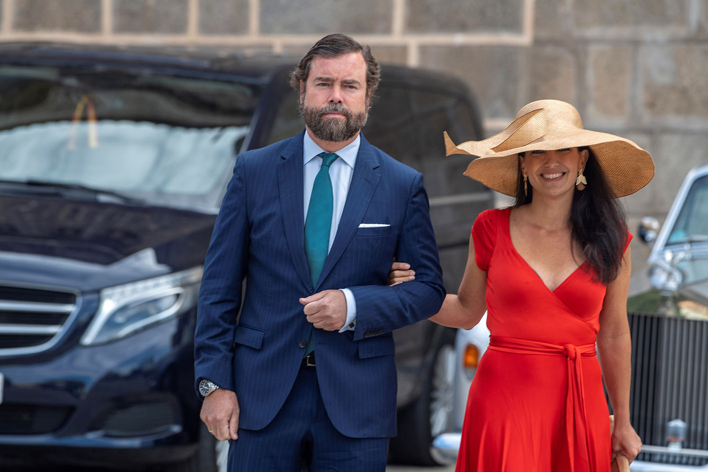 El portavoz parlamentario de Vox en el Congreso, Iván Espinosa de los Monteros (i) y su mujer, la diputada de Vox Rocío Monasterio llegan a la boda del concejal de la comunidad de Madrid por Vox, Javier Ortega Smith, que se ha casado este sábado en la iglesia de San Juan de los Reyes, en Toledo, con Paulina Sánchez del Río. EFE/Ismael Herrero.