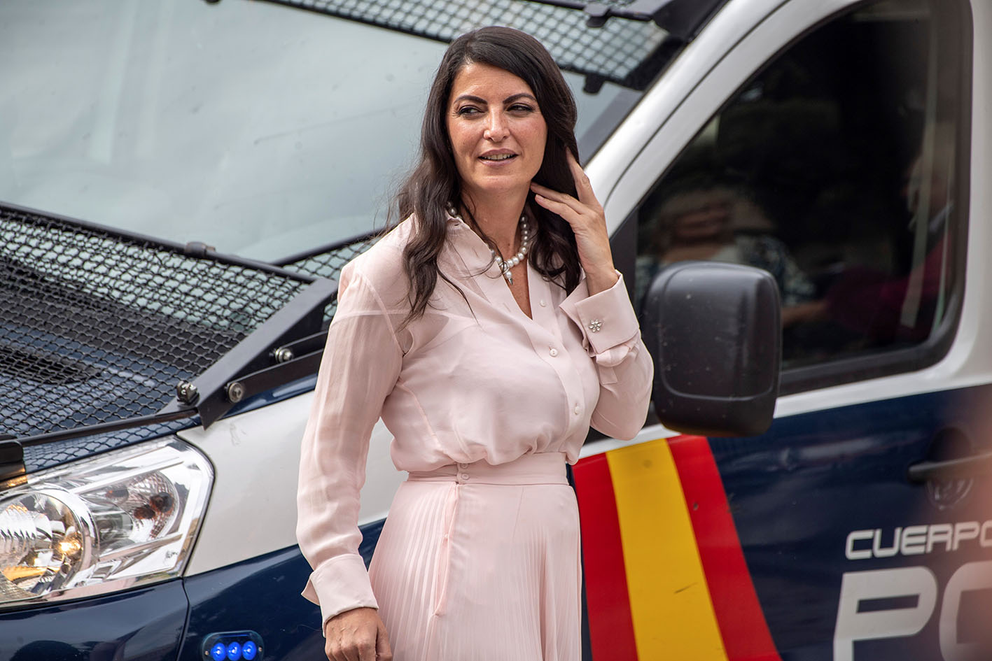 La diputada de Vox Macarena Olona asiste a la boda del secretario general de Vox y concejal en el Ayuntamiento de Madrid, Javier Ortega Smith, con la mexicana Paulina Sánchez del Río Nájera, en una ceremonia que ha reunido en la capital toledana a los principales dirigentes del partido. EFE/Ismael Herrero.