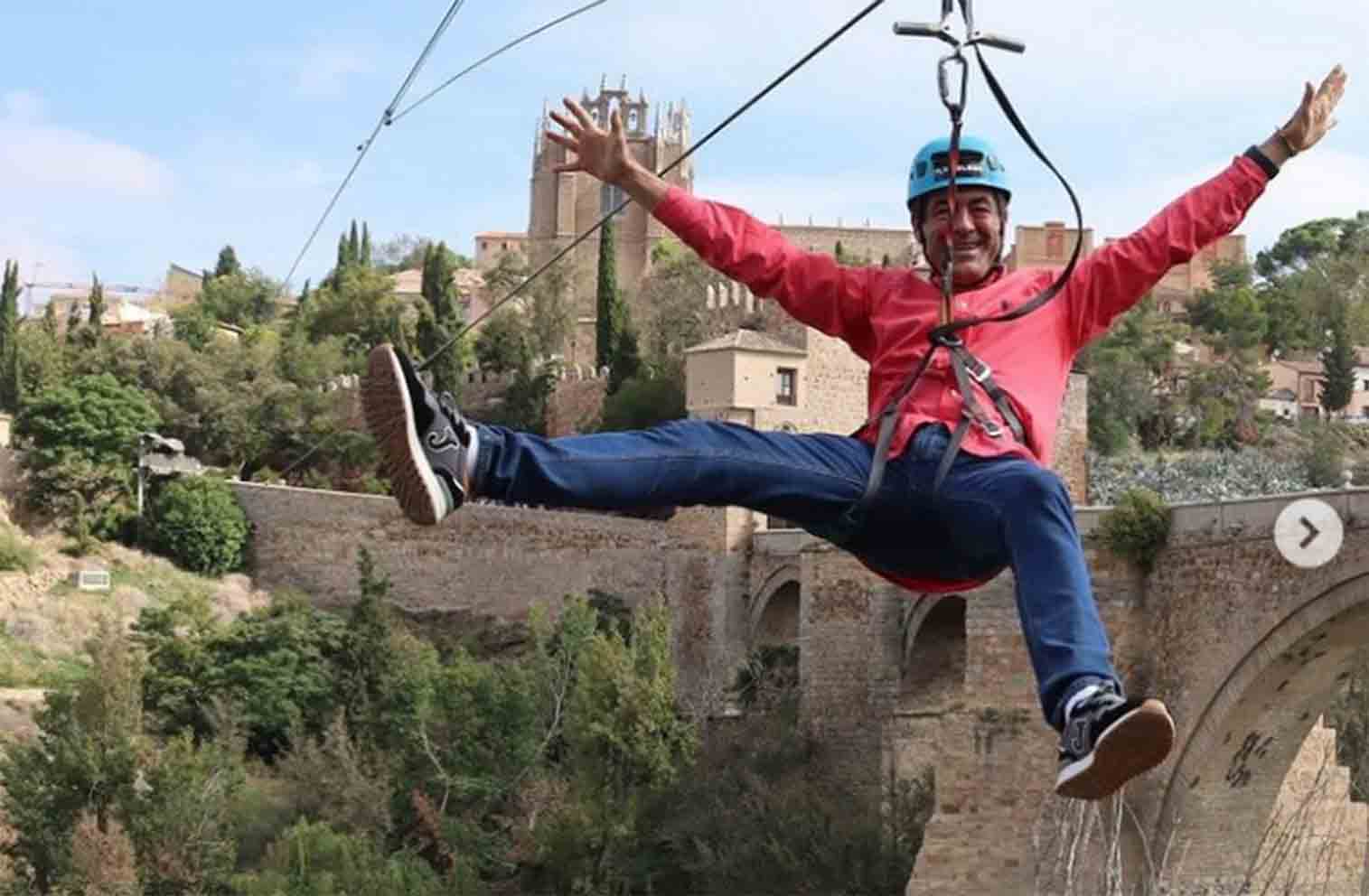 José Bono, en la tirolina de Toledo. ¡Vaya cara de felicidad!