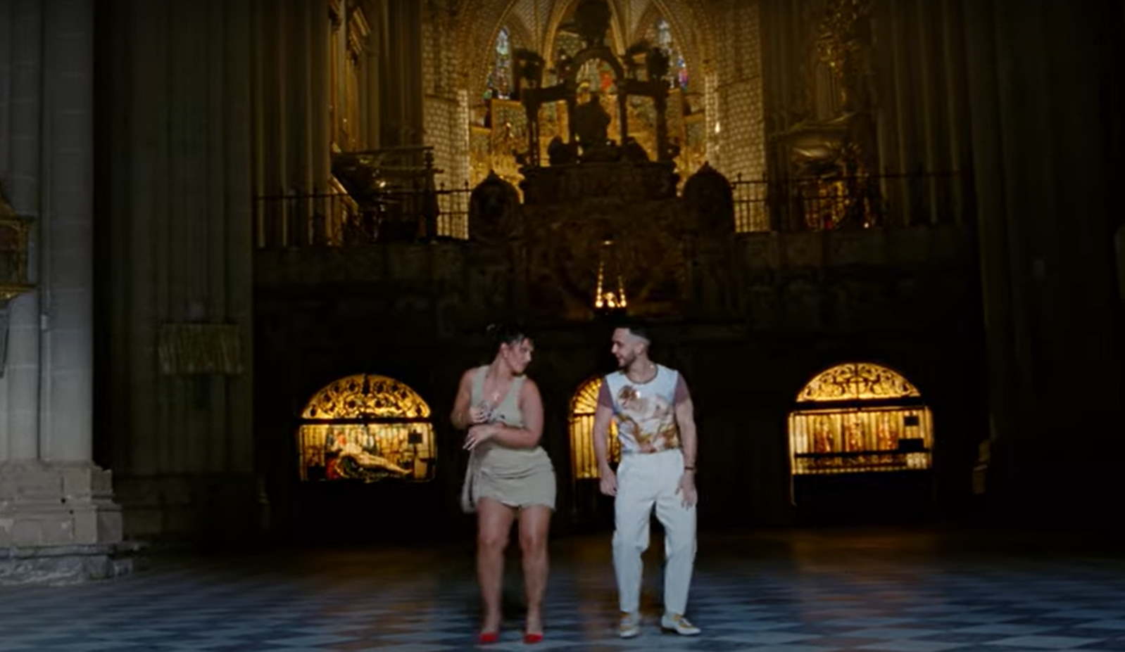 C. Tangana y Nathy Peluso, en el videoclip grabado en la Catedral de Toledo