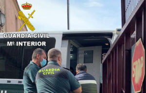 Uno de los detenidos, custodiado por la Guardia Civil.