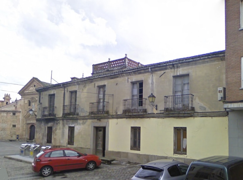 Fachada del edificio histórico que se subasta en Talavera.