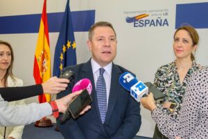 Emiliano García-Page en declaraciones a los medios en Bruselas.