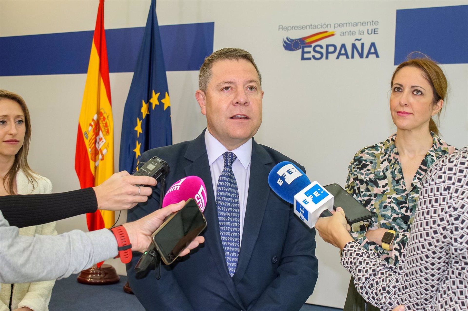 Emiliano García-Page en declaraciones a los medios en Bruselas.