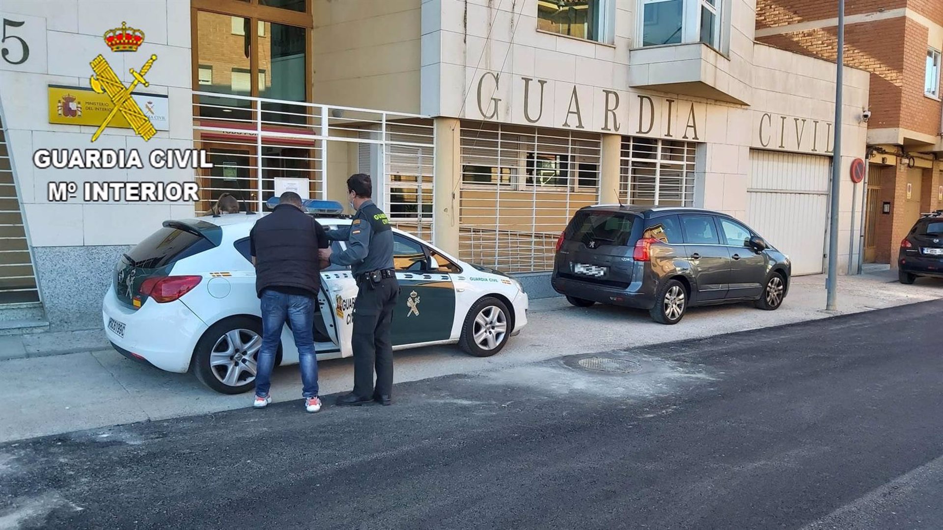La Guardia Civil ha detenido a dos personas por vender droga a un menor.