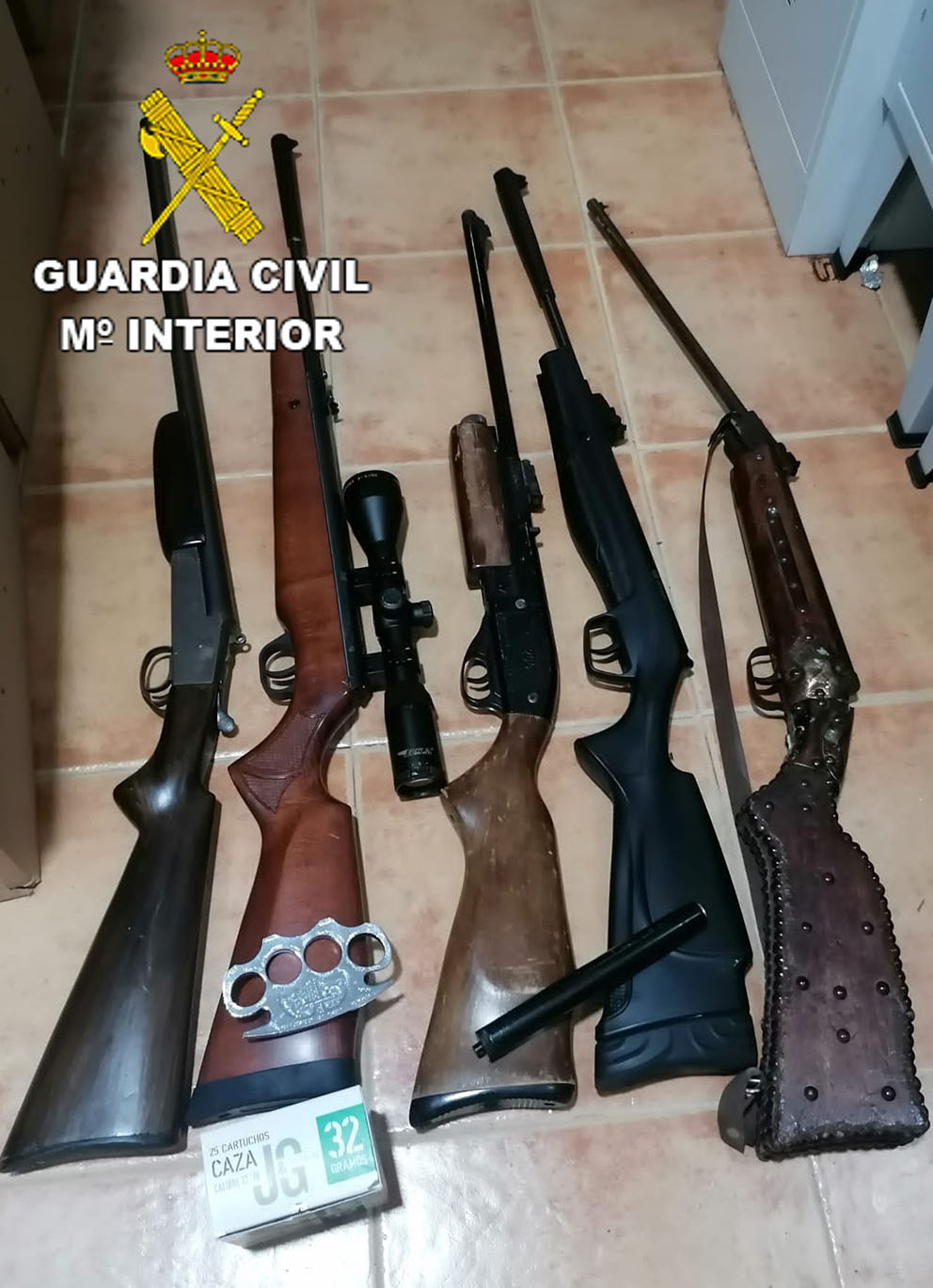 Las armas incautadas por la Guardia Civil en una vivienda de Los Navalmorales.