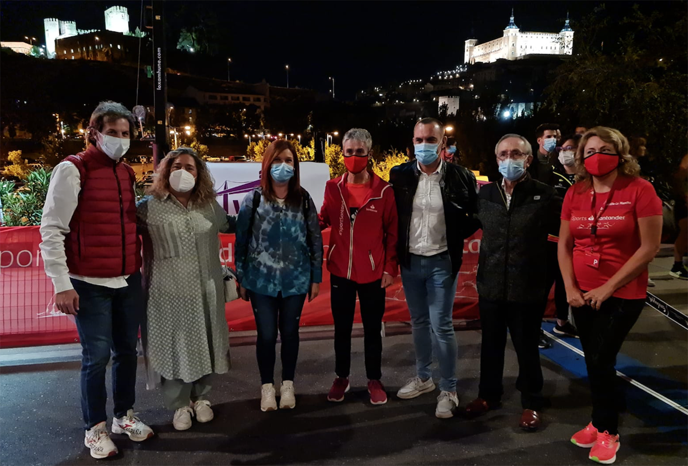 Martín Fiz, junto a los organizadores y políticos poco antes de dar comienzo la Nocturna.