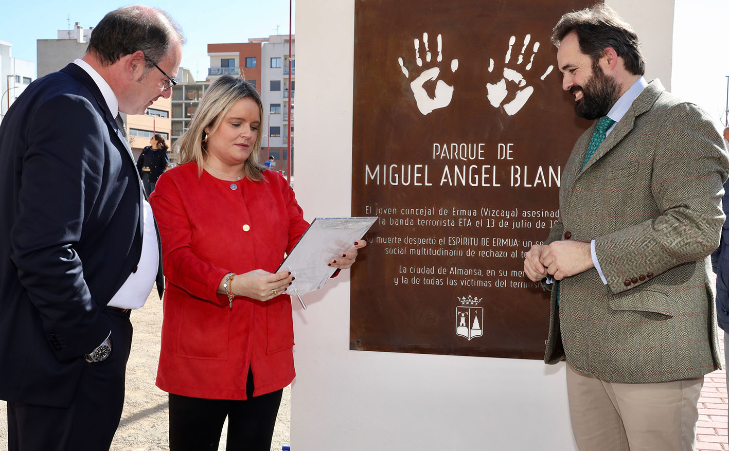 Paco Núñez, junto a Mari Mar Blanco, hermana de Miguel Ángel Blanco, asesinado por ETA, en el parque que le han dedicado en Almansa (Albacete).