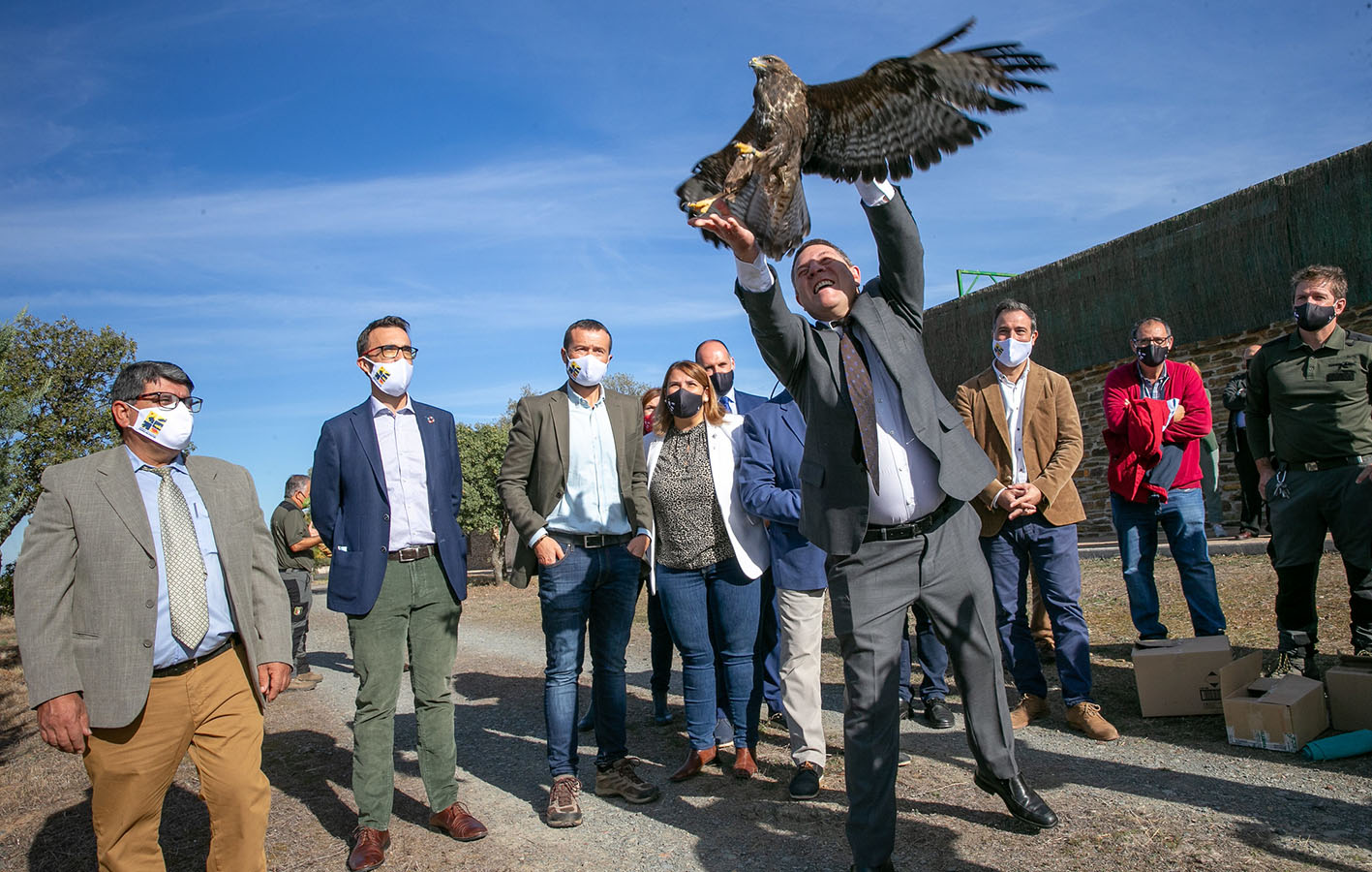 Page, soltando una rapaz en el Centro de Estudios de Rapaces Ibéricas (CERI) de Sevilleja de la Jara.