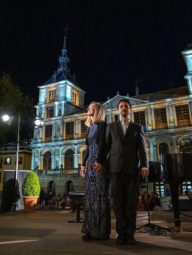 Pilar Martín y Álvaro Saldaña ofrecieron un maravilloso concierto en la Plaza del Ayuntamiento.