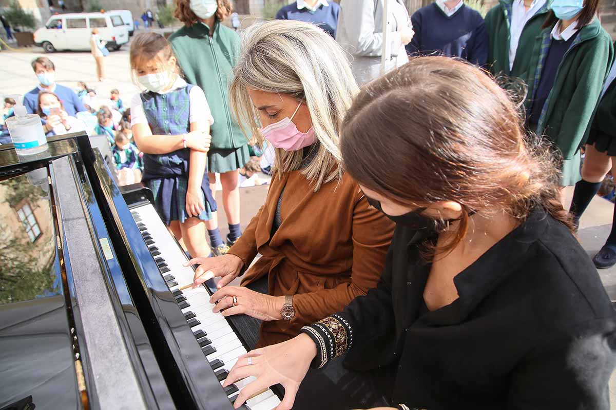 Milagros Tolón, ni corta ni perezosa, se sumó a los terceros "pianos en la calle"