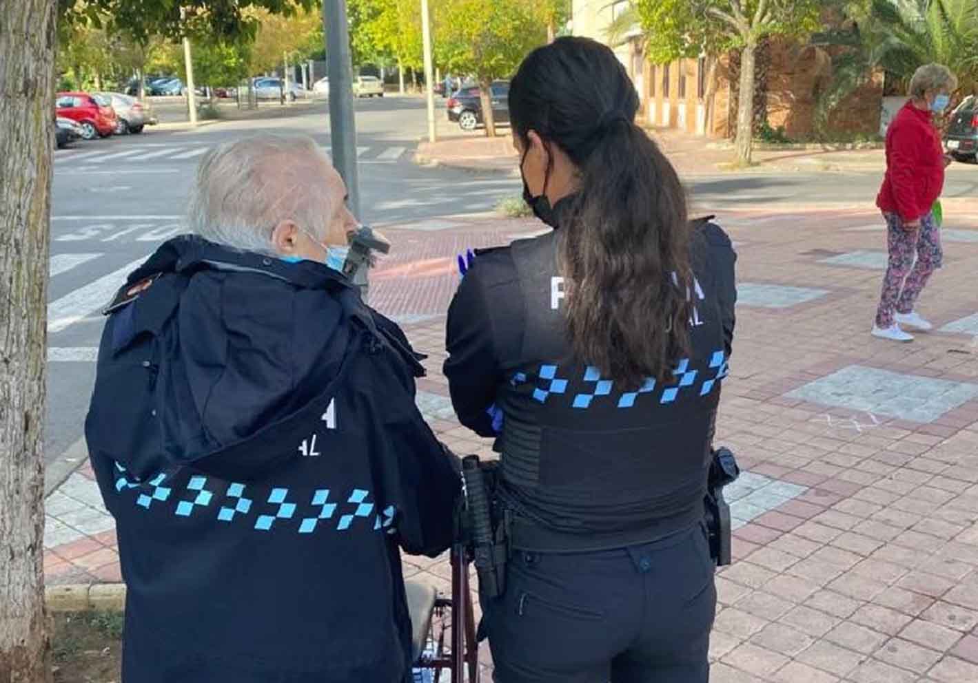 El "ángel de azul" de la Policía Local de Puertollano arropando a la mujer que se había desorientado.