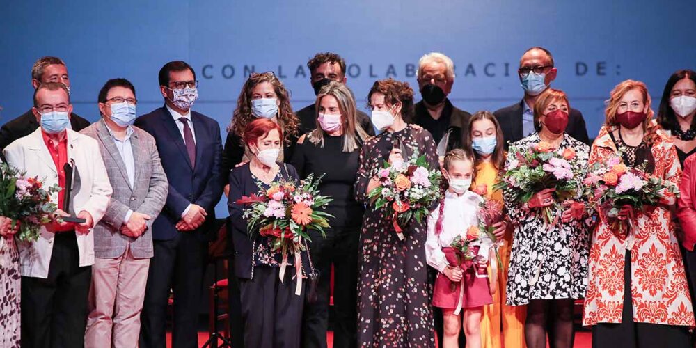 Foto de familia que cerró la gala del Teatro de Rojas