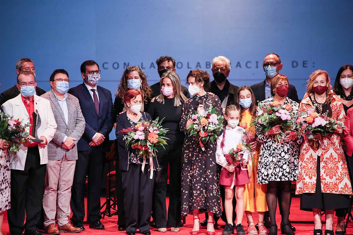 Foto de familia que cerró la gala del Teatro de Rojas